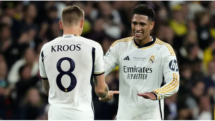 Toni Kroos e Jude Bellingham com a camisa do Real Madrid