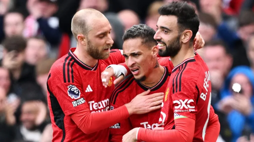 Antony, Bruno Fernandes e Christian Eriksen em ação pelo Manchester United (Photo by Michael Regan/Getty Images)