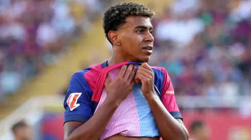 Lamine Yamal com a camisa do Barcelona.