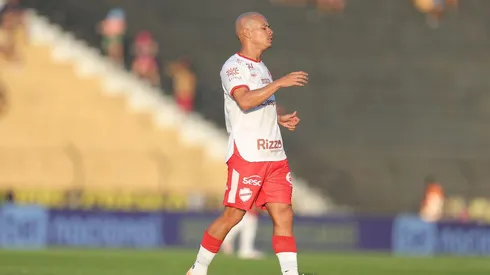 Cristiano lamenta chance perdida na partida entre Novorizontino e Vila Nova pela Série B, no dia 31 de agosto de 2024. (Sipa US / Alamy Stock Photo)