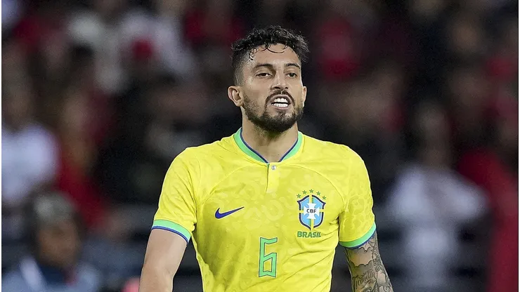Alex Telles é alvo do Palmeiras. (Photo by Alex Caparros/Getty Images)