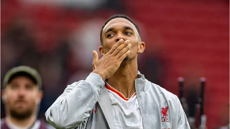Trent Alexander-Arnold, do Liverpool, comemora após a partida da Premier League entre Manchester United e Liverpool em Old Trafford. (Foto: David Rawcliffe/Propaganda )