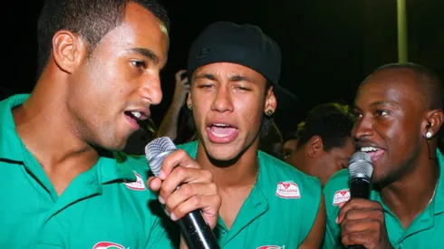 Lucas Moura e Neymar ao lado do cantor Thiaguinho. Foto: AgNews/Reprodução