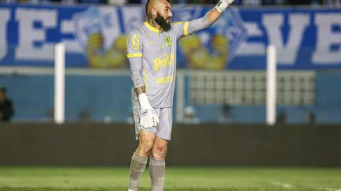 Alex Muralha em ação durante o confronto entre Paysandu e Mirassol, pela 23ª rodada da Série B, no dia 26 de agosto de 2024. (Sipa US / Alamy Stock Photo)