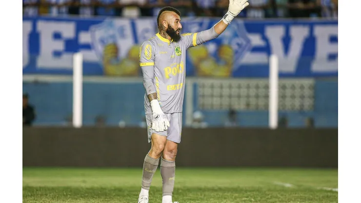 Alex Muralha em ação durante o confronto entre Paysandu e Mirassol, pela 23ª rodada da Série B, no dia 26 de agosto de 2024. (Sipa US / Alamy Stock Photo)