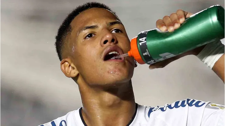 SANTOS, BRAZIL - MAY 11: Ângelo Gabriel of Santos drinks water during a match between Santos and Boca Juniors as part of Group C of Copa CONMEBOL Libertadores 2021 at Vila Belmiro Stadium on May 11, 2021 in Santos, Brazil. (Photo by Guilherme Calvo-Pool/Getty Images)