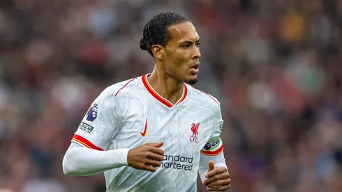 Van Dijk mostra credencial de capitão e parte para cima de rival do Liverpool em clássico.