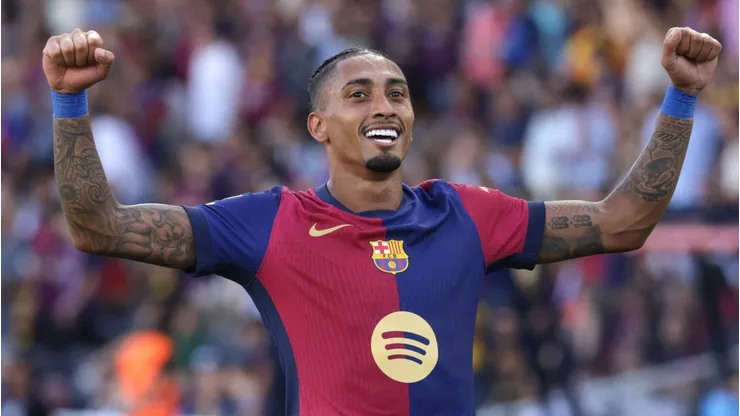 Raphinha, do Barcelona, celebra após marcar o quinto gol de sua equipe durante a da La Liga entre Barcelona e Real Valladolid. (Foto: Manuel Blondeau/ AOP.Press)