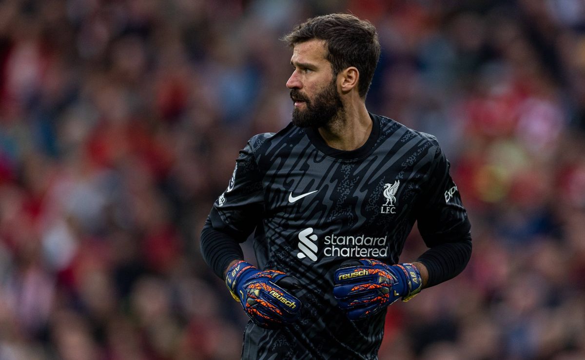 Alisson admite ser mais reconhecido na Inglaterra que no Brasil