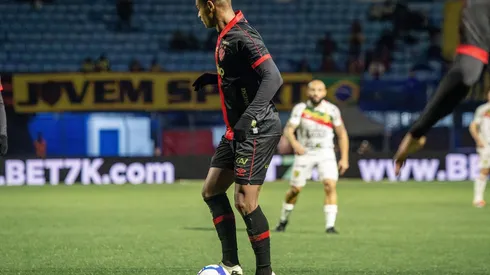 Luciano em campo no confronto entre Brusque e Sport, no dia 27 de agosto de 2024, pela Série B. (Sipa US / Alamy Stock Photo)