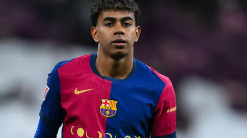 MADRID, SPAIN - OCTOBER 26: Lamine Yamal of FC Barcelona wears a special edition Coldplay match shirt during the LaLiga match between Real Madrid CF and FC Barcelona at Estadio Santiago Bernabeu on October 26, 2024 in Madrid, Spain. (Photo by David Ramos/Getty Images)