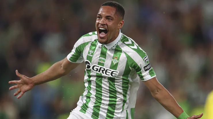 Vitor Roque com a camisa do Real Betis.