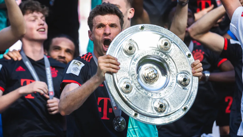 Thomas Müller com o troféu da Bundesliga (Foto: IMAGO / Mika Volkmann)