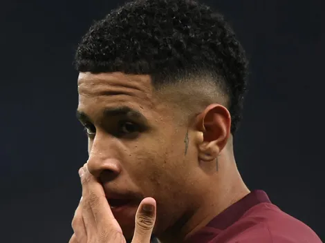 Savinho sai de campo na maca e Guardiola liga alerta no City