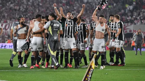 BUENOS AIRES, ARGENTINA – OCTOBER 29: Rodrigo Battaglia of Atletico Mineiro and teammates celebrate after the draw and advancing to the final following the Copa CONMEBOL Libertadores 2024 Semifinal second leg match between River Plate and Atletico Mineiro at Estadio Más Monumental Antonio Vespucio Liberti on October 29, 2024 in Buenos Aires, Argentina. (Photo by Marcelo Endelli/Getty Images)