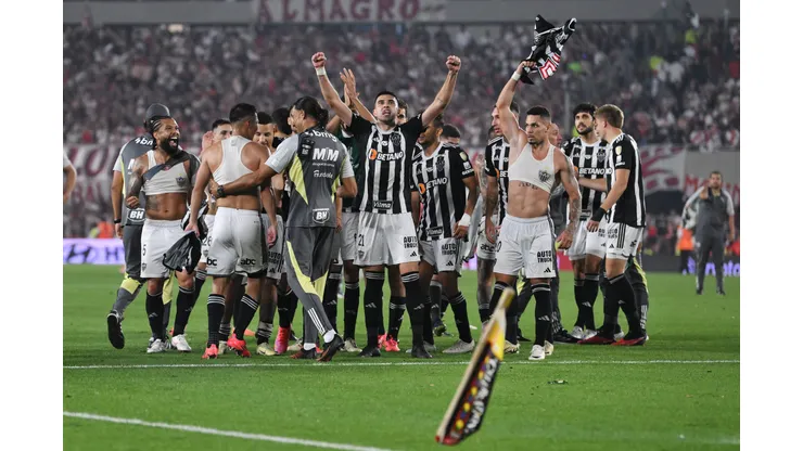 BUENOS AIRES, ARGENTINA - OCTOBER 29: Rodrigo Battaglia of Atletico Mineiro and teammates celebrate after the draw and advancing to the final following the Copa CONMEBOL Libertadores 2024 Semifinal second leg match between River Plate and Atletico Mineiro at Estadio Más Monumental Antonio Vespucio Liberti on October 29, 2024 in Buenos Aires, Argentina. (Photo by Marcelo Endelli/Getty Images)