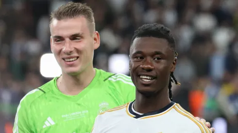 Lunin e Camavinga com a camisa do Real Madrid.