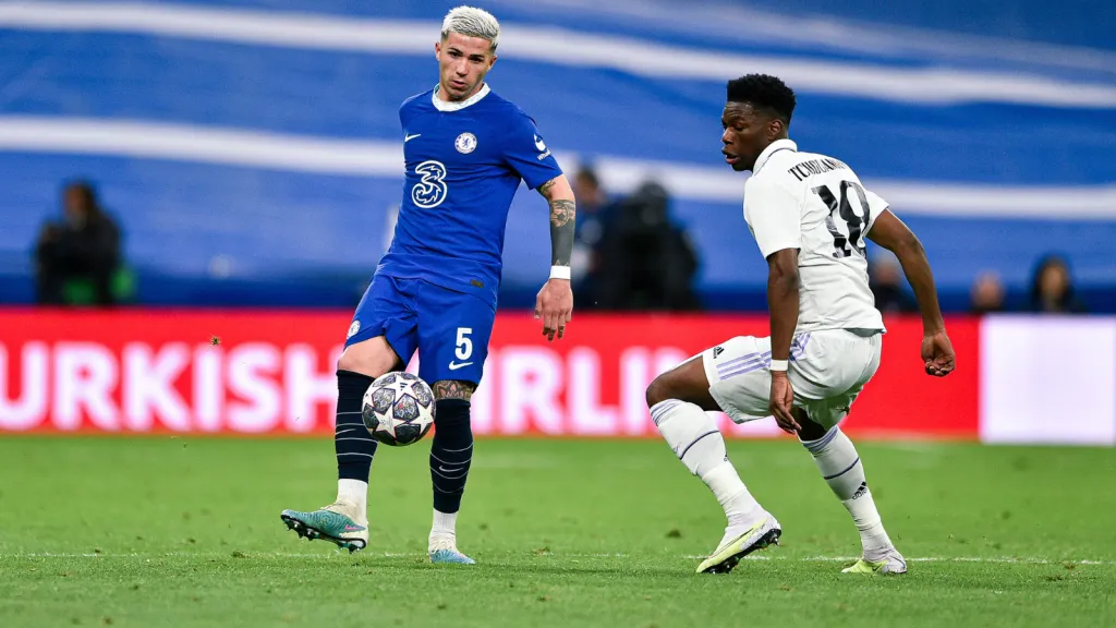 Tchouaméni, do Real Madrid, e Enzo Fernández, do Chelsea, lado a lado (FOTO: IMAGO / NurPhoto)