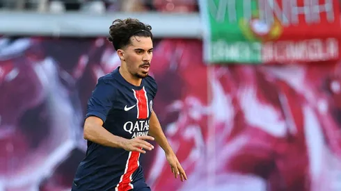 O Paris Saint-Germain investiu no meio-campo ao contratar João Neves, somando-o a opções como Vitinha e Warren Zaïre-Emery. (Foto: IMAGO / Karina Hessland)