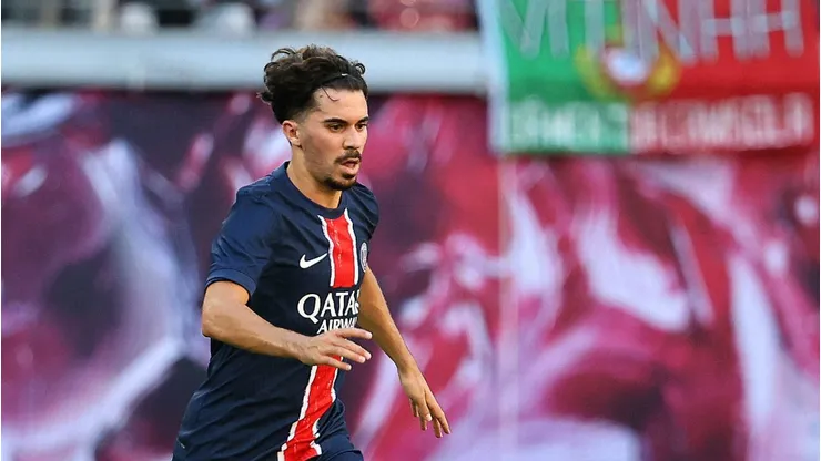 O Paris Saint-Germain investiu no meio-campo ao contratar João Neves, somando-o a opções como Vitinha e Warren Zaïre-Emery. (Foto: IMAGO / Karina Hessland)