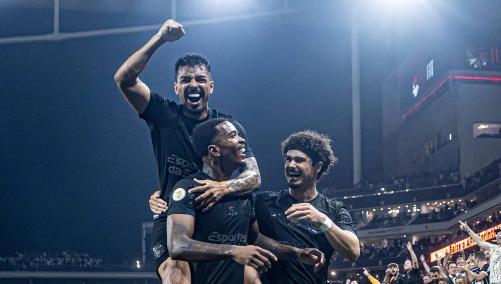 Cacá celebrando com seus companheiros do Corinthians