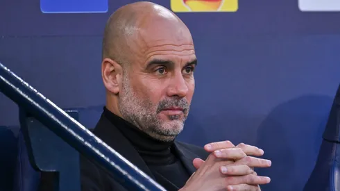 Pep Guardiola no banco de reservas do Manchester City.