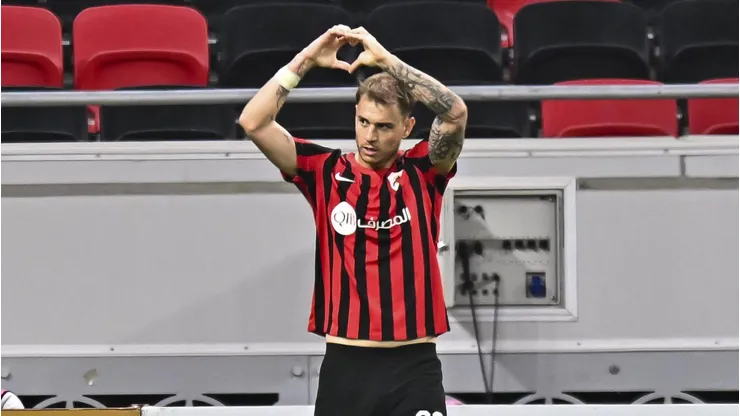 Róger Guedes, destaque no mercado de futebol brasileiro, atrai interesse para a temporada 2025. O Corinthians vê o atacante como prioridade, utilizando apoio de patrocinadores para a negociação. (Foto: IMAGO / NurPhoto)