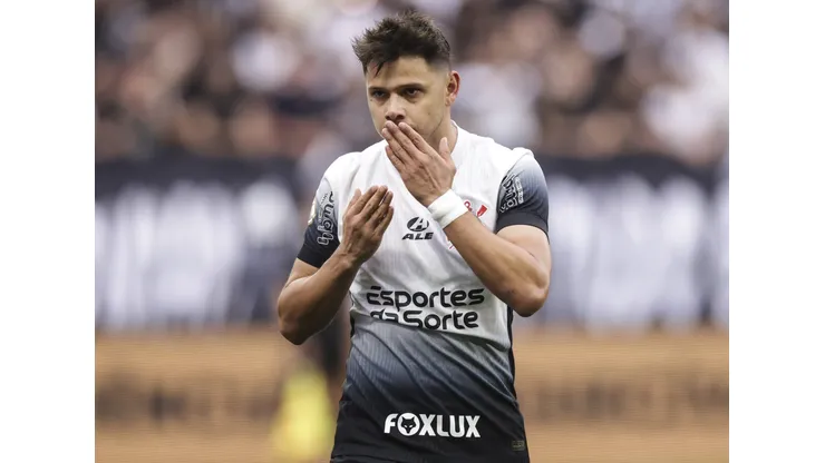 SAO PAULO, BRAZIL - SEPTEMBER 21: Angel Romero of Corinthians celebrates after scoring the second goal of his team during a match between Corinthians and Atletico Goianiense as part of Brasileirao Series A 2024 at Neo Quimica Arena on September 21, 2024 in Sao Paulo, Brazil. (Photo by Alexandre Schneider/Getty Images)