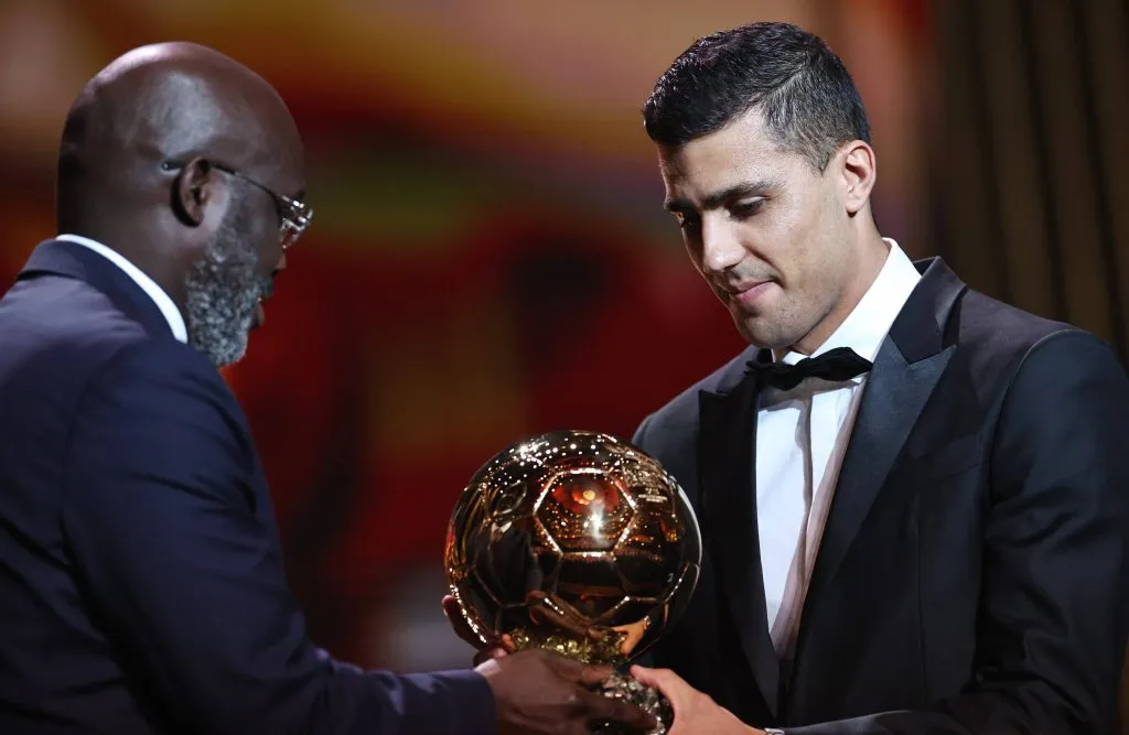 Rodri, do Manchester City, recebe prêmio da Bola de Ouro 2024. Segundo o portal DIARIO AS, ele é visto como um reforço fundamental no Real Madrid. foto: IMAGO /&nbsp;Xinhua
