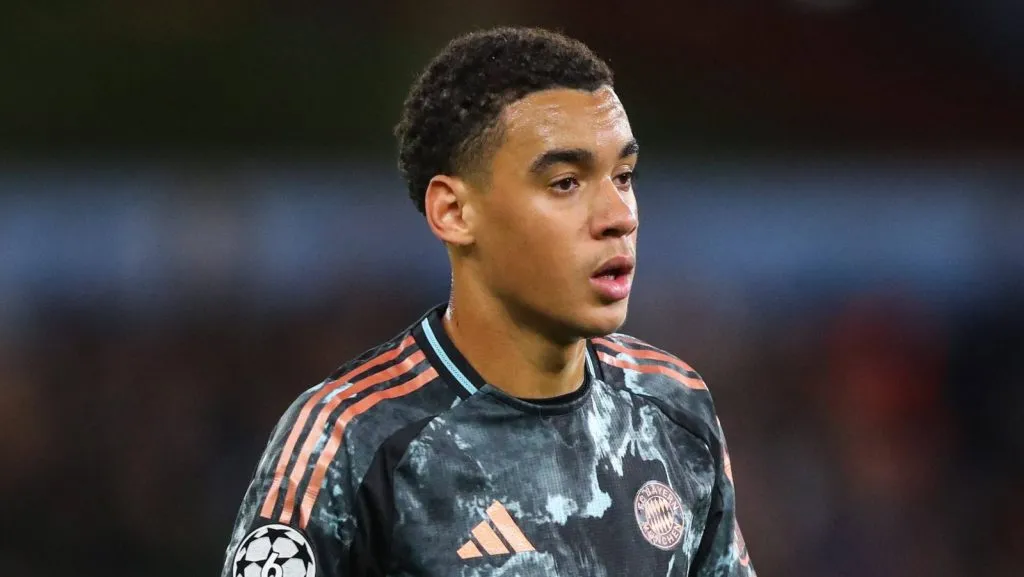 Jamal Musiala, do Bayern de Munique, durante a partida da fase de grupos da Liga dos Campeões da UEFA entre Aston Villa e Bayern de Munique, no Villa Park, Birmingham, Reino Unido, em 2 de outubro de 2024. Com seu contrato entrando no último ano, o Bayern enfrenta pressão para renovar ou considerá-lo uma peça valiosa no mercado de transferências, possivelmente no verão europeu de 2025. (Foto: IMAGO / News Images)