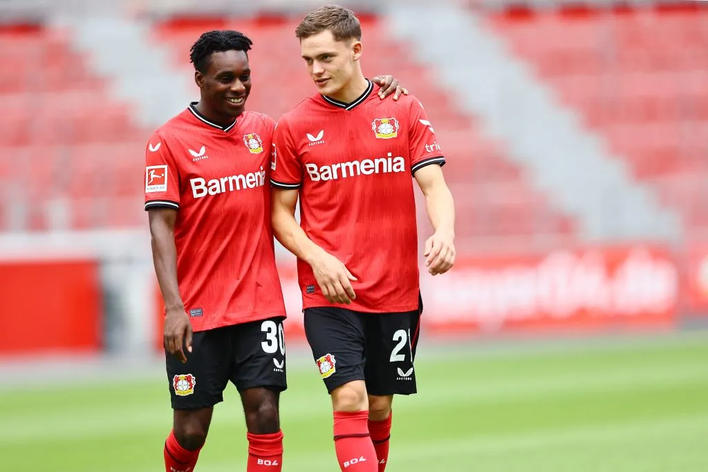 Frimpong ao lado de Wirtz (Photo by Christof Koepsel/Getty Images)