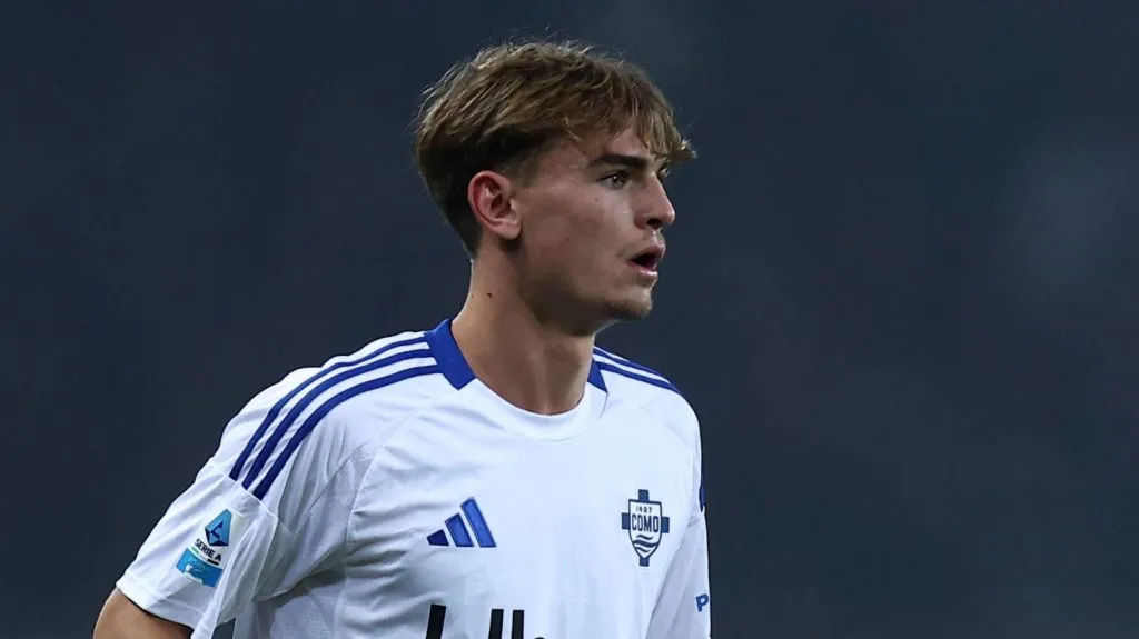 Nico Paz em campo pelo Como