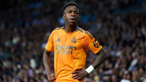 Vini Jr com a camisa do Real Madrid.