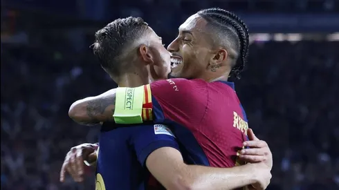 Fermín López comemora junto de Raphinha no Barcelona. Arsenal tem interesse no primeiro jogador do clube espanhol. Foto: IMAGO / AFLOSPORT