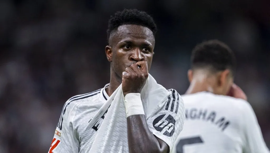 Vinícius Júnior beijando o escudo do Real Madrid