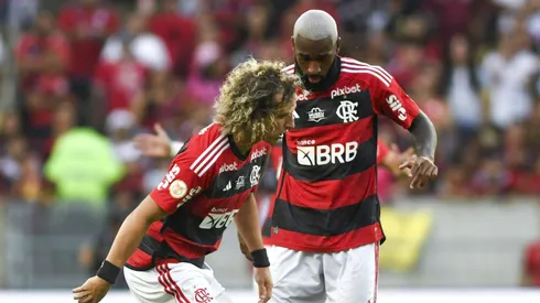 David Luiz e Gerson com a camisa do Flamengo.