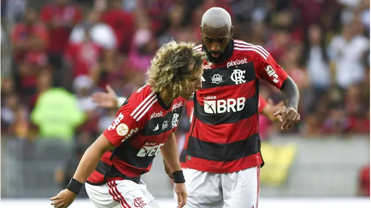 David Luiz e Gerson com a camisa do Flamengo.