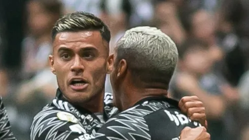 Fausto Vera abraça Deyverson ao comemorar gol do Galo