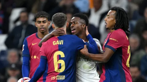 Vini Jr em confusão com Gavi, no El Clásico. Foto: David Ramos/Getty Images