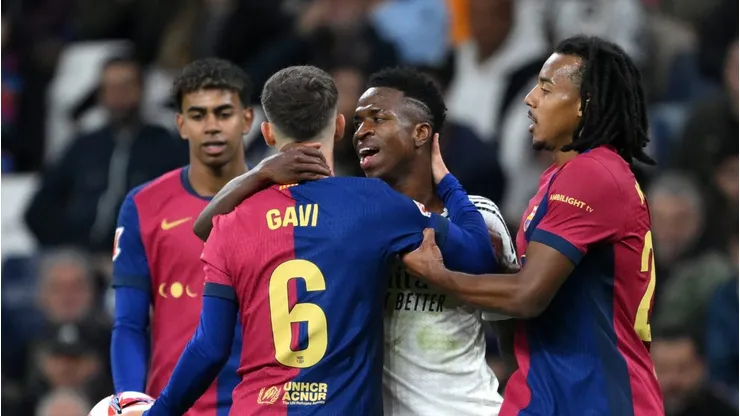 Vini Jr em confusão com Gavi, no El Clásico. Foto: David Ramos/Getty Images