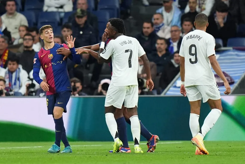 MADRID, SPAIN – OCTOBER 26: Gavi of FC Barcelona and Vinicius Junior of Real Madrid clash during the LaLiga match between Real Madrid CF and FC Barcelona at Estadio Santiago Bernabeu on October 26, 2024 in Madrid, Spain. (Photo by Angel Martinez/Getty Images)