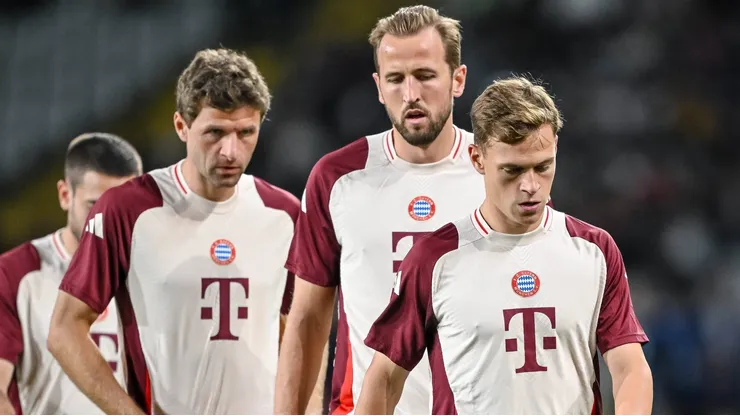 Craques do Bayern de Munique aquecem antes de uma partida.