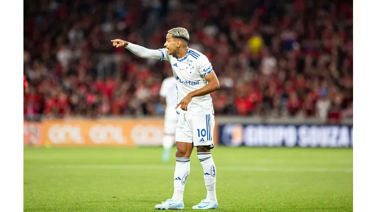 Matheus Pereira orienta seus companheiros na partida entre Athletico-PR e Cruzeiro, no dia 26 de outubro de 2024. (Associated Press / Alamy Stock Photo)