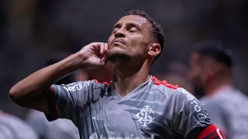 Alan Patrick comemora seu gol na partida entre Atlético-MG e Internacional, no dia 26 de outubro de 2024. (DiaEsportivo / Alamy Stock Photo)