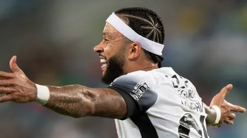 Memphis Depay marcou o gol decisivo de pênalti no final do primeiro tempo, resultado de uma jogada de Talles Magno. Após o jogo, o holandês destacou a importância da vitória para o aumento da confiança do time. (Foto: Gil Gomes/AGIF)