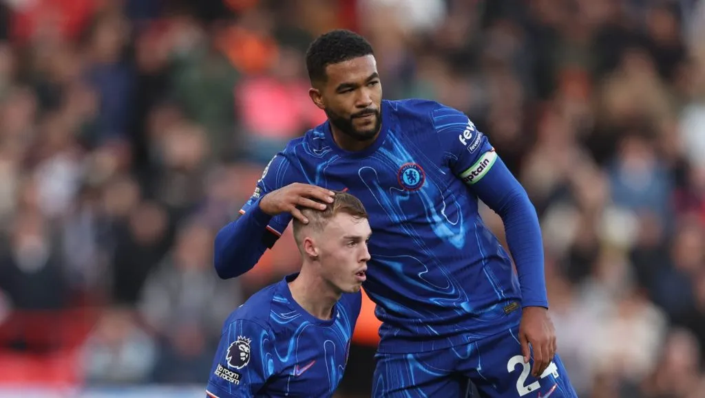 Reece James e Cole Palmer contra o Liverpool