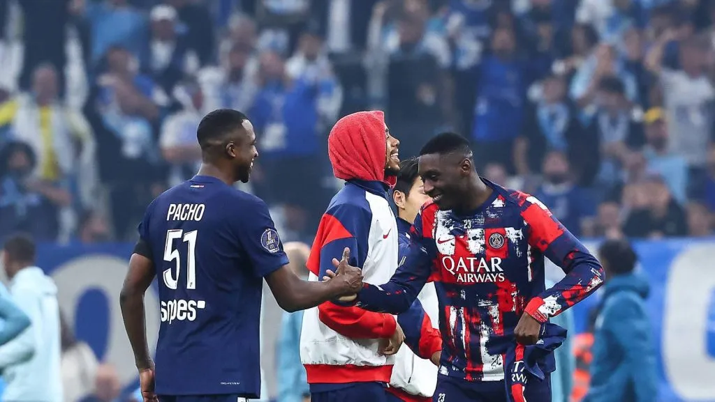 William Tenório e Kolo Muani se cumprimentando após o clássico contra o Marseille