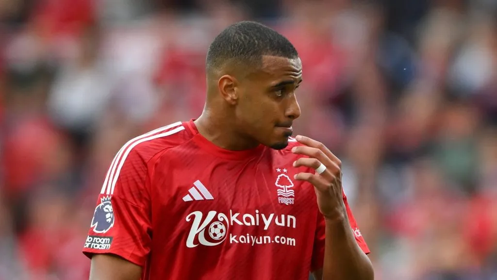 Murillo, do Nottingham Forest, está jogando durante a partida da Premier League entre Nottingham Forest e Bournemouth no City Ground, em Nottingham, Inglaterra, em 17 de agosto de 2024. (Foto: IMAGO / NurPhoto)