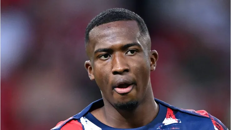 Enquanto o PSG optou inicialmente por Willian Pacho, o Liverpool surge como um novo concorrente, de olho no talento de Murillo para possíveis reforços na próxima janela de transferências. (Foto: IMAGO / ANP)