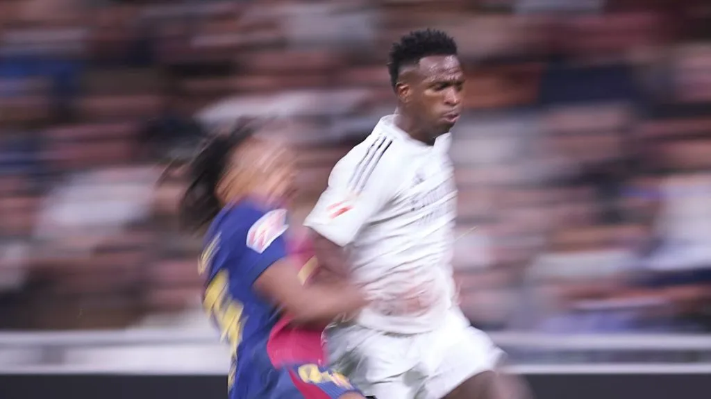 Vini Jr em disputa com Jules Koundé no El Clásico